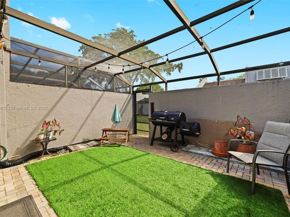 11318 NW 16th St, Pembroke Pines FL 33026
