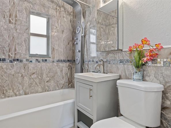 422 NW 84th St 422, Miami FL 33150