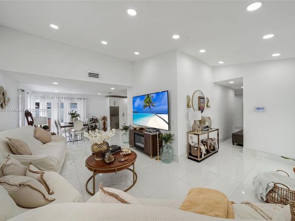 741 SW 99th Ct Cir, Miami FL 33174