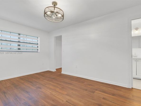 927 NE 199th St 202, Miami FL 33179