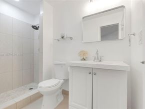 927 NE 199th St 202, Miami FL 33179