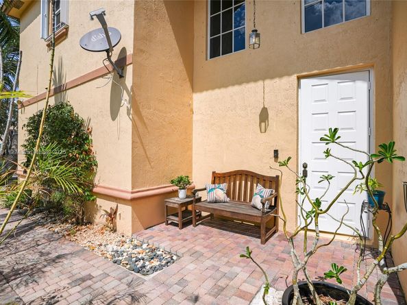 1282 Grant Ct, Hollywood FL 33019