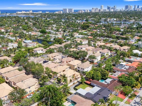 1282 Grant Ct, Hollywood FL 33019