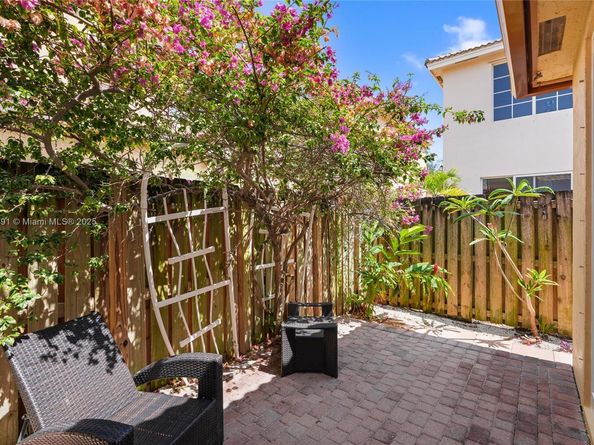 1282 Grant Ct, Hollywood FL 33019