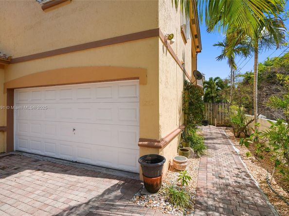 1282 Grant Ct, Hollywood FL 33019