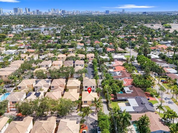 1282 Grant Ct, Hollywood FL 33019