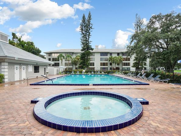 1703 Whitehall Dr 301, Davie FL 33324