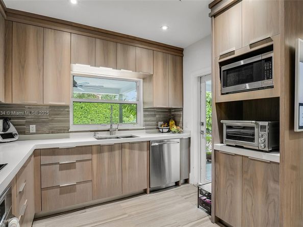 259 E Shore Dr, Miami FL 33133