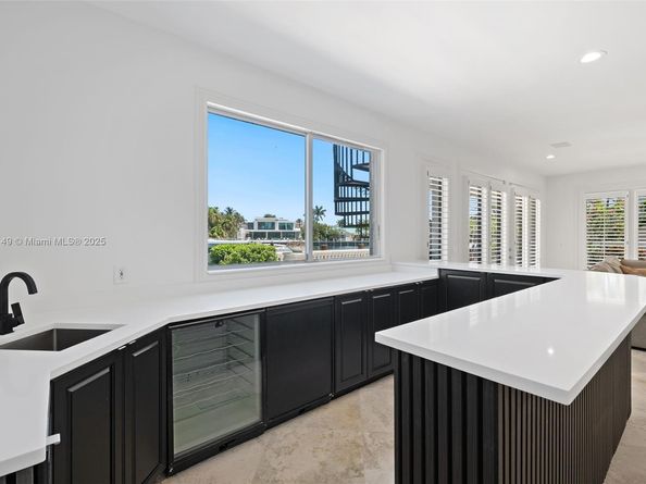 2561 Lucille Dr, Fort Lauderdale FL 33316
