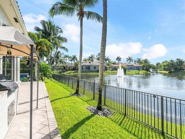 770 Leigh Palm Ave, Plantation FL 33324