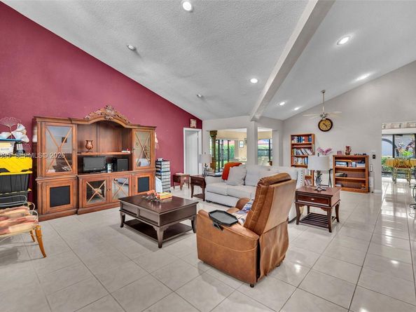 8221 Pine Dr 61, Tamarac FL 33321