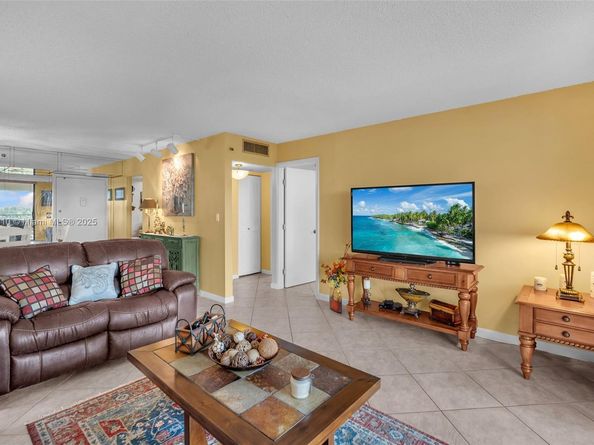 900 Saint Charles Place PH9, Pembroke Pines FL 33026