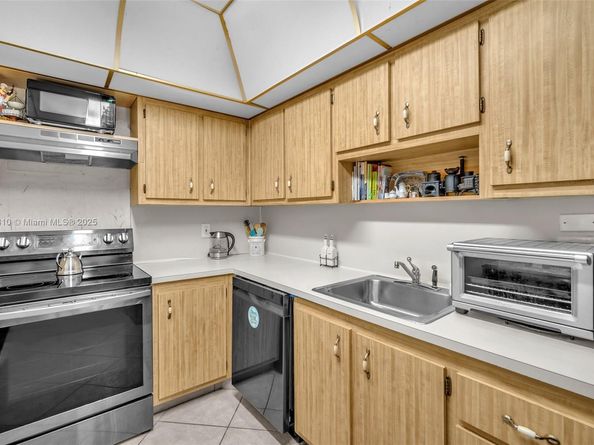 900 Saint Charles Place PH9, Pembroke Pines FL 33026