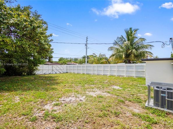 1640 NE 183 St, North Miami Beach FL 33179