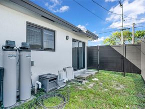 2490 NW 44th St, Miami FL 33142