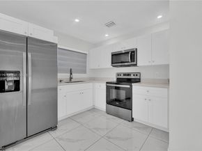 2490 NW 44th St, Miami FL 33142