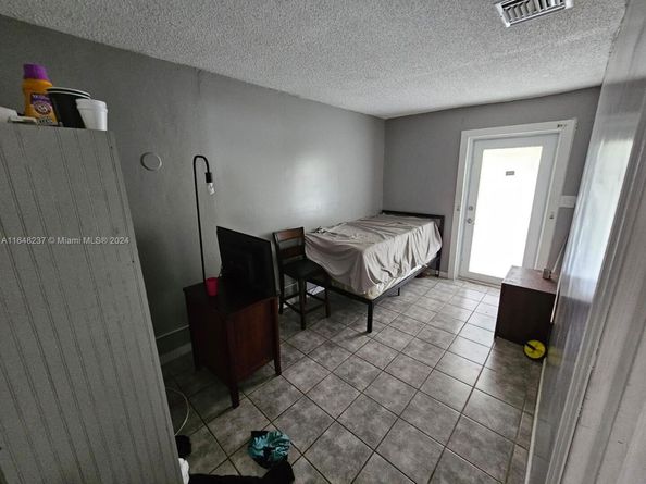 2737 NW 24th Ave, Oakland Park FL 33311