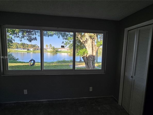 2737 NW 24th Ave, Oakland Park FL 33311