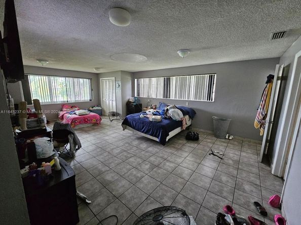 2737 NW 24th Ave, Oakland Park FL 33311