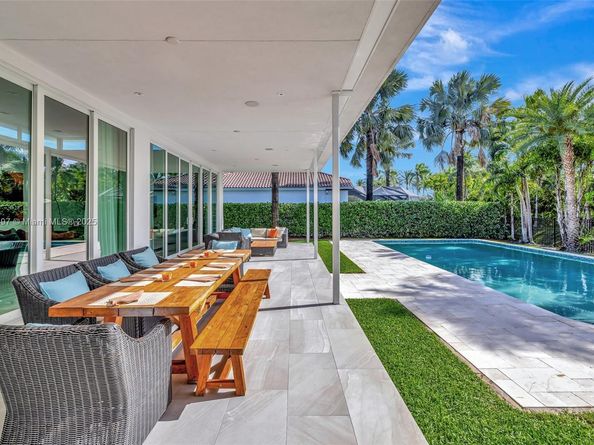 907 Diplomat Pkwy, Hallandale Beach FL 33009