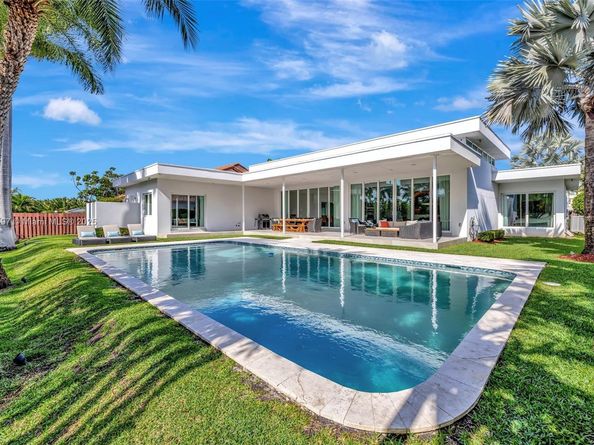 907 Diplomat Pkwy, Hallandale Beach FL 33009