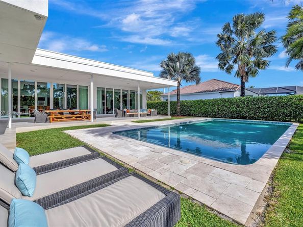 907 Diplomat Pkwy, Hallandale Beach FL 33009