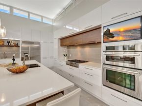 907 Diplomat Pkwy, Hallandale Beach FL 33009