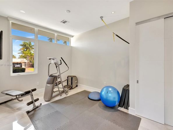 907 Diplomat Pkwy, Hallandale Beach FL 33009