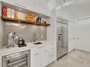 907 Diplomat Pkwy, Hallandale Beach FL 33009