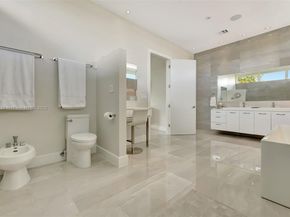 907 Diplomat Pkwy, Hallandale Beach FL 33009