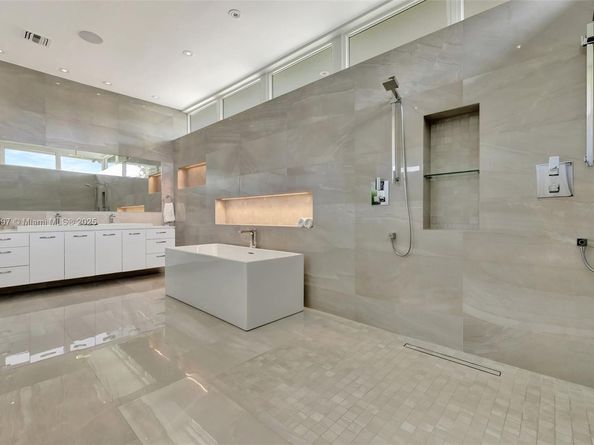 907 Diplomat Pkwy, Hallandale Beach FL 33009