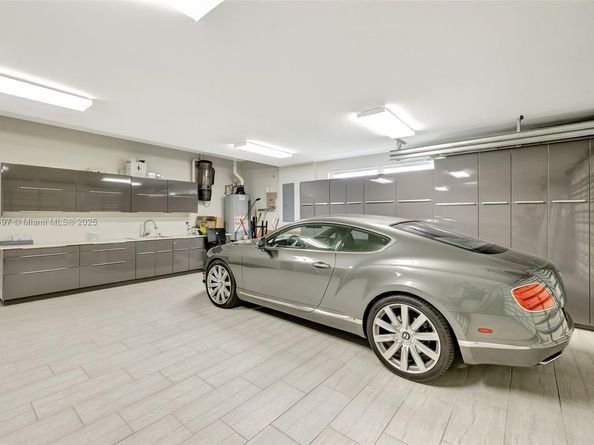 907 Diplomat Pkwy, Hallandale Beach FL 33009