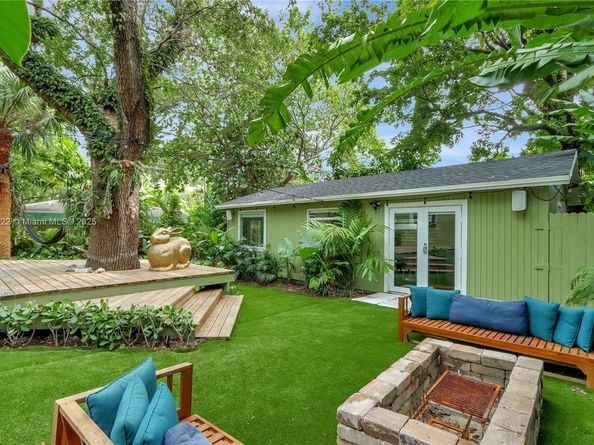 842 NW 9th Ct, Miami FL 33136