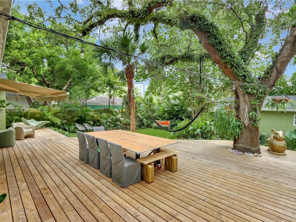 842 NW 9th Ct, Miami FL 33136