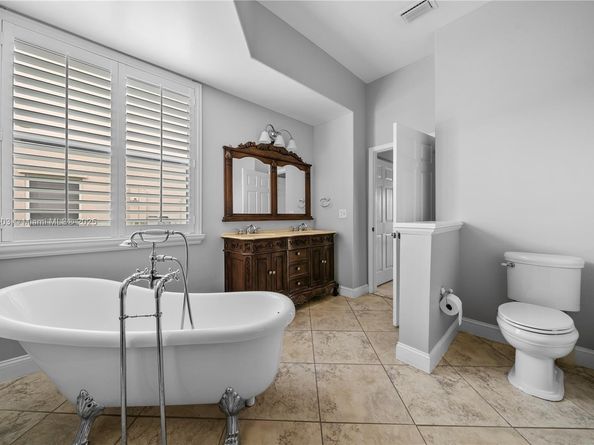1154 NW 183rd Ter, Pembroke Pines FL 33029
