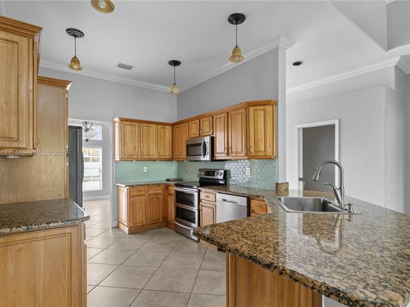 1154 NW 183rd Ter, Pembroke Pines FL 33029