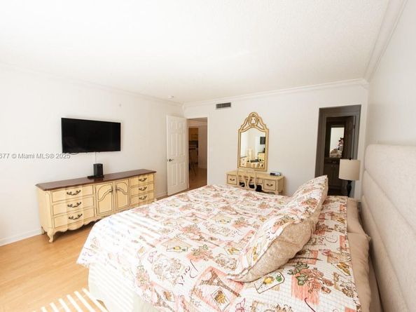 201 178th Dr 323, Sunny Isles Beach FL 33160