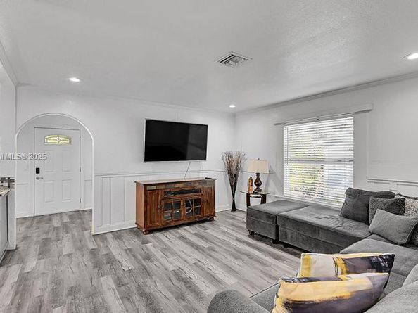 422 49th St, West Palm Beach FL 33407