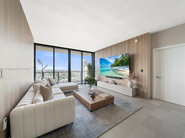 88 SW 7th St 3910, Miami FL 33130