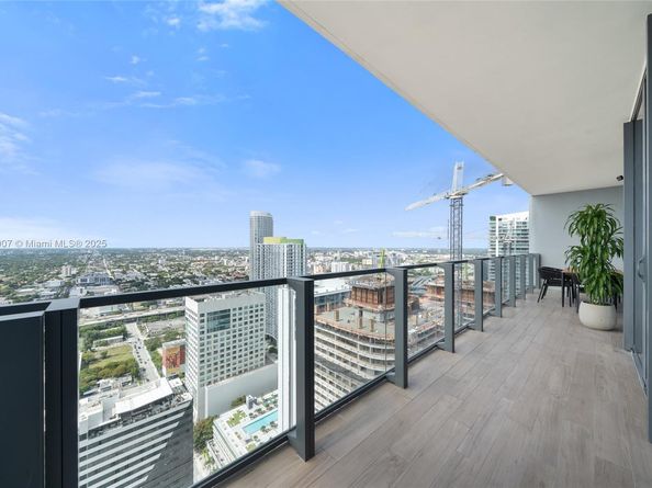 88 SW 7th St 3910, Miami FL 33130