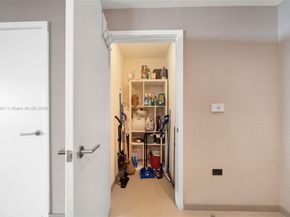 88 SW 7th St 3910, Miami FL 33130