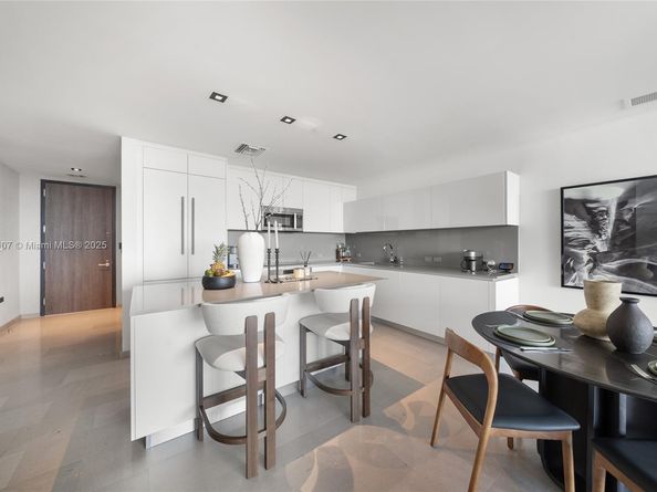 88 SW 7th St 3910, Miami FL 33130