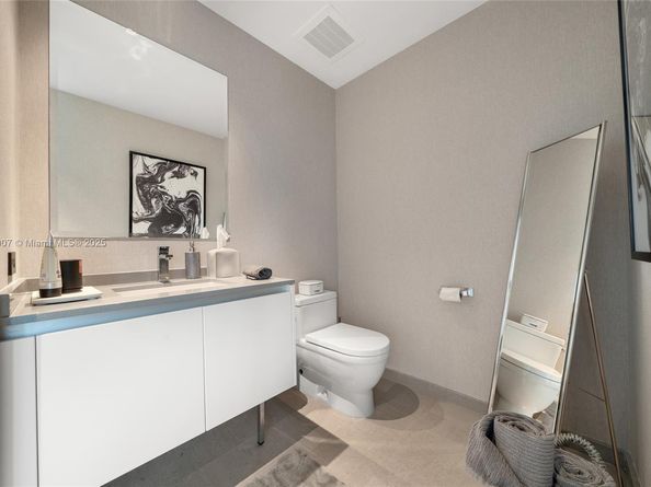 88 SW 7th St 3910, Miami FL 33130