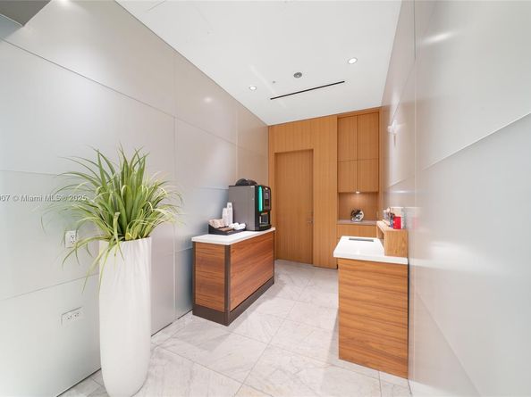 88 SW 7th St 3910, Miami FL 33130