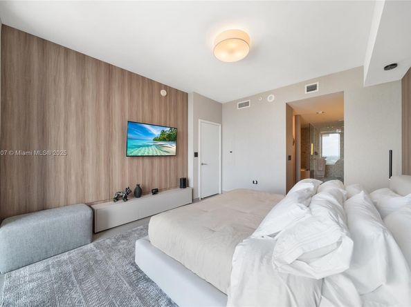 88 SW 7th St 3910, Miami FL 33130