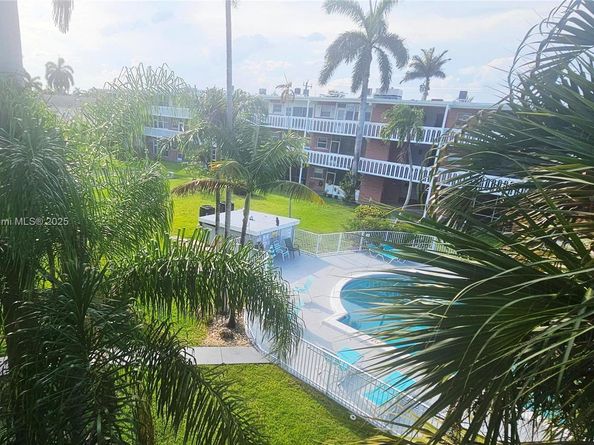 141 NE 10th Ave 22C, Hallandale Beach FL 33009
