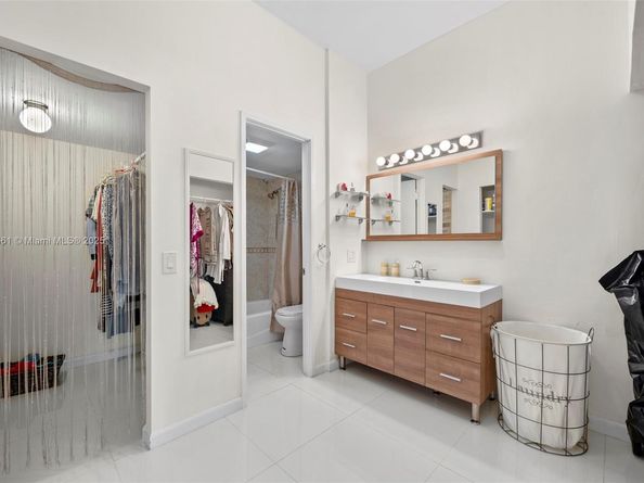 3731 N Country Club Dr 127, Aventura FL 33180