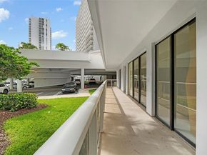 3731 N Country Club Dr 127, Aventura FL 33180
