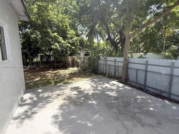 1450 NW 35th St, Miami FL 33142