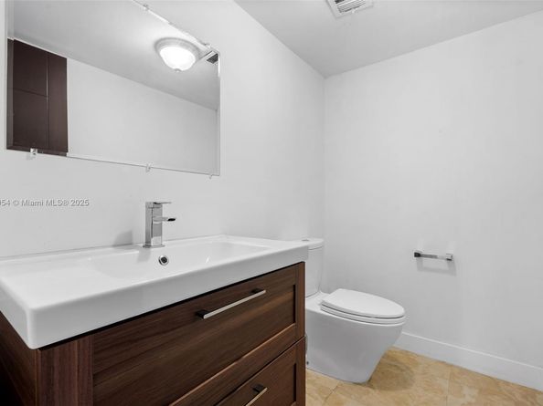 13499 Biscayne Blvd 503, North Miami FL 33181